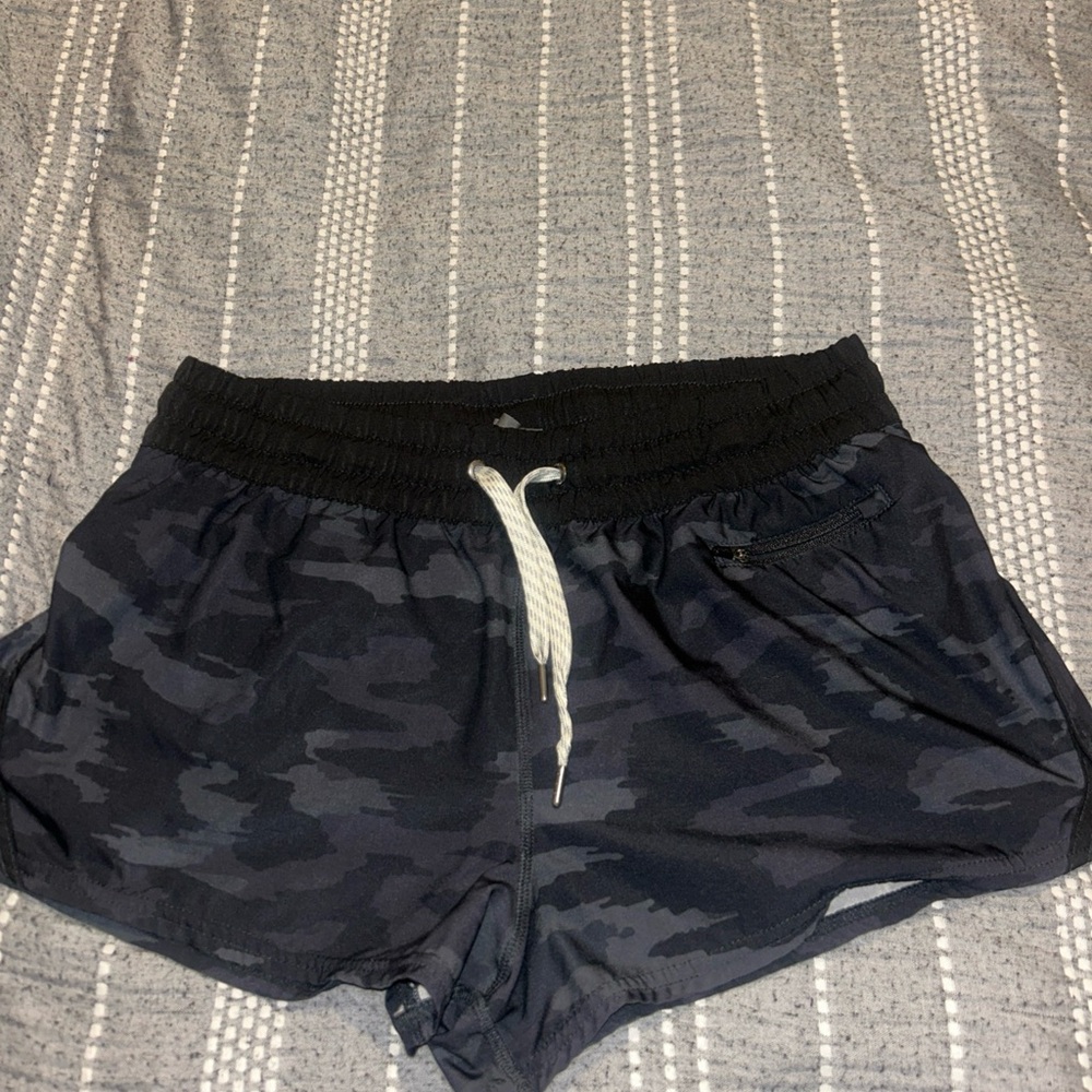 Vuori Black clementine Camo Women's Shorts medium